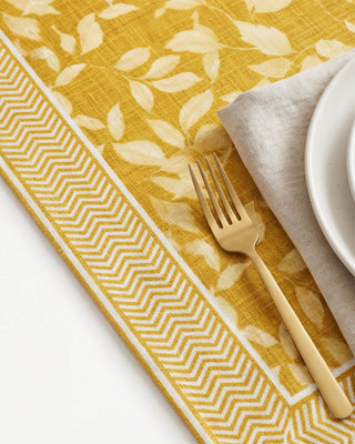 Camino de Mesa Golden Botanica